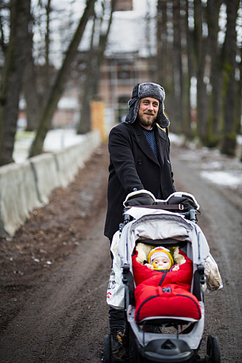 – Kanskje så mye som 90 prosent er fremdeles hemmelig, sier Gunnar Thorenfeldt om norsk etterretningshistorie fra årene etter den kalde krigen. Her er han i pappaperm med datteren. Foto: Kristine Lindebø – Kanskje så mye som 90 prosent er fremdeles hemmelig, sier Gunnar Thorenfeldt om norsk etterretningshistorie fra årene etter den kalde krigen. Her er han i pappaperm med datteren. Foto: Kristine Lindebø
