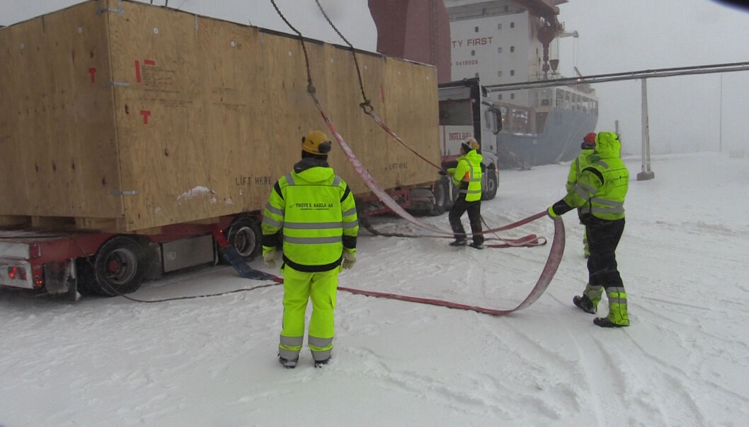 NRKs Bård Wormdal dekket avlossing av store mengder radarutsyr på kaia i Vardø. Foto: Bård Wormdal/NRK Finnmark NRKs Bård Wormdal dekket avlossing av store mengder radarutsyr på kaia i Vardø. Foto: Bård Wormdal/NRK Finnmark