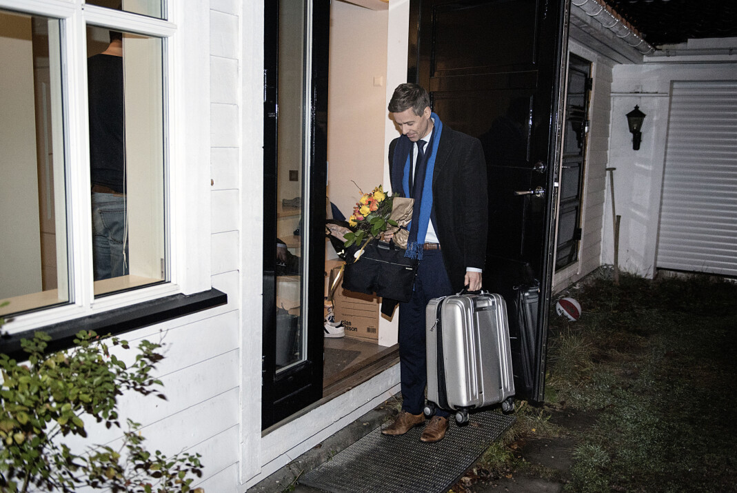 Hjemme best: 23:30 kunne Knut Arild Hareide endelig tråkke over dørstokken til sitt eget hjem etter skjebnedagen i Kristelig Folkeparti. Hareide tapte avstemningen om KrF skulle inn i Erna Solbergs regjering eller ikke. Foto: Cicilie S. Andersen, frilans/VG Hjemme best: 23:30 kunne Knut Arild Hareide endelig tråkke over dørstokken til sitt eget hjem etter skjebnedagen i Kristelig Folkeparti. Hareide tapte avstemningen om KrF skulle inn i Erna Solbergs regjering eller ikke. Foto: Cicilie S. Andersen, frilans/VG