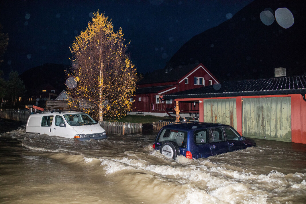 Flom i Skjåk: Flere biler måtte stå stille da flommen på kort tid oversvømte området rundt Skjåk etter store nedbørsmengder. Bildet er kåret til åres beste nyhetsbilde tatt i Norge i 2018. Foto: Odin Jæger, Frilans, VG Flom i Skjåk: Flere biler måtte stå stille da flommen på kort tid oversvømte området rundt Skjåk etter store nedbørsmengder. Bildet er kåret til åres beste nyhetsbilde tatt i Norge i 2018. Foto: Odin Jæger, Frilans, VG