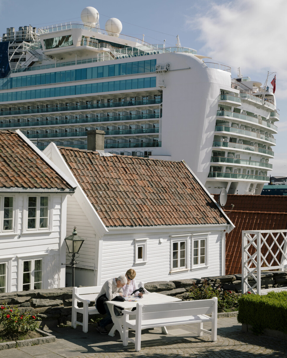 Økningen i antall turister som kommer til Norge, spesielt med cruiseskip, har satt flere populære turistmål under press. Som her i Stavanger hvor cruiseskipet Azura har lagt til kai like ved gamlebyen.