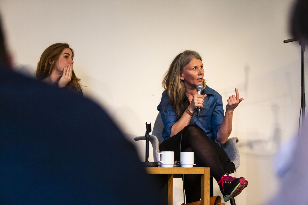 – Bildespråket er annerledes og mer nøkternt i nyhetsbilder, sa fotosjef i VG Annemor Larsen (t.h). Foto: Kristine Lindebø – Bildespråket er annerledes og mer nøkternt i nyhetsbilder, sa fotosjef i VG Annemor Larsen (t.h). Foto: Kristine Lindebø
