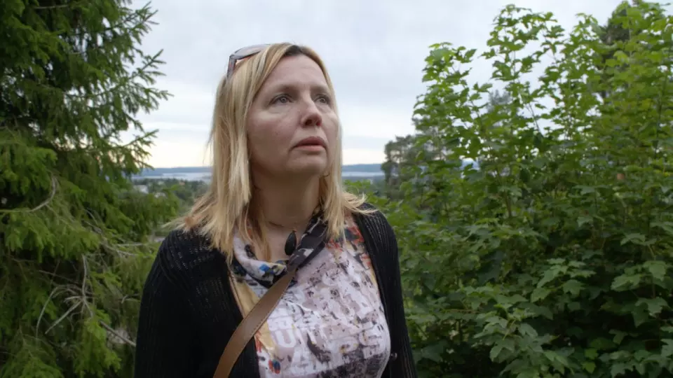 Maria Iranzo Nielsen vender tilbake til Norge for første gang på over 40 år i serien «Drapet i Holmenkollen». Da hun var fire år gammel, bevitnet hun angrepet som førte til morens død. Foto: TVNorge