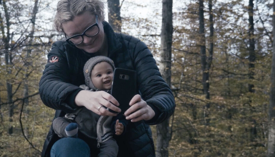 «Dukkebarna» handler om en familie fra Larvik, der små menneskelignende dukker oppfyller drømmen om egne barn. Foto: Jil Yngland og Anders Melchior «Dukkebarna» handler om en familie fra Larvik, der små menneskelignende dukker oppfyller drømmen om egne barn. Foto: Jil Yngland og Anders Melchior