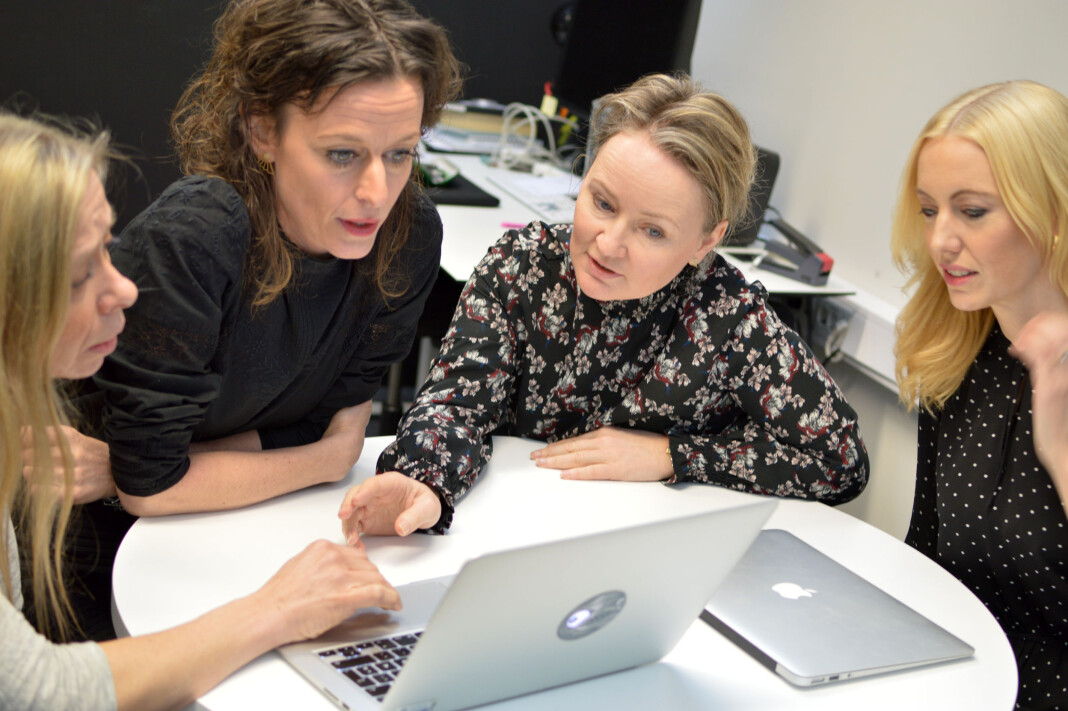 En del av teamet bak «Drapet i Holmenkollen»: F.v. regissør Ingrid Wevang, eksekutive produsenter Sandra Hafsahl og Vibecke Rolland, produsent Kelly Christiansen Lillesund. Foto: Nils Martin Silvola En del av teamet bak «Drapet i Holmenkollen»: F.v. regissør Ingrid Wevang, eksekutive produsenter Sandra Hafsahl og Vibecke Rolland, produsent Kelly Christiansen Lillesund. Foto: Nils Martin Silvola
