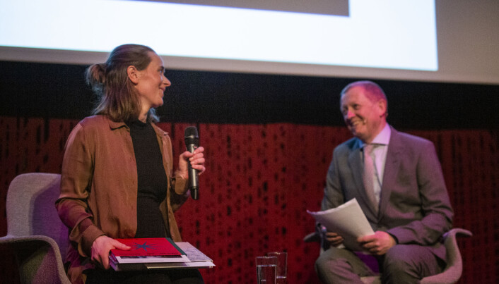 Jil Yngland og konfransier Finn E. Våga. Yngland og Anders Melchior (ikke tilstede) vant pris for beste videoreportasje / dokumentar, kort. Foto: Kristine Lindebø Jil Yngland og konfransier Finn E. Våga. Yngland og Anders Melchior (ikke tilstede) vant pris for beste videoreportasje / dokumentar, kort. Foto: Kristine Lindebø