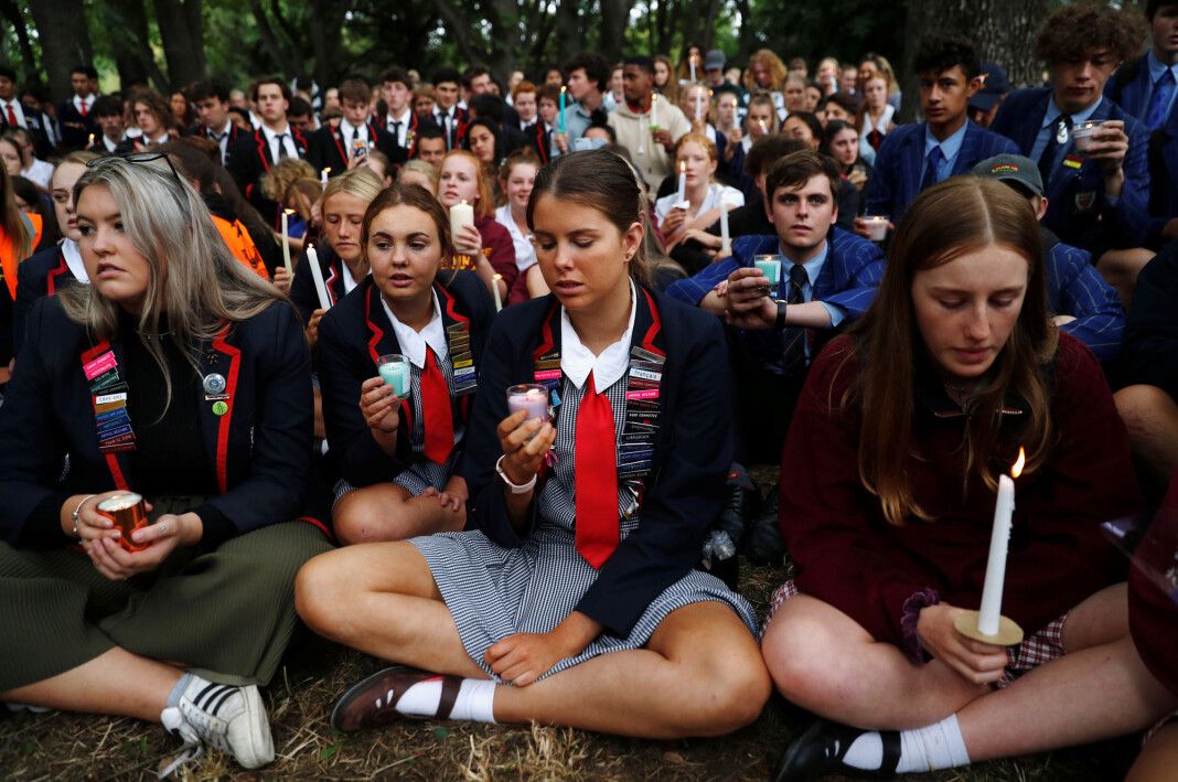 Studenter har samlet seg for å minnes ofrene etter fredagens skyteepisode utenfor Masjid Al Noor-moskeen i Christchurch, New Zealand. Foto: Jorge Silva / REUTERS / NTB Scanpix Studenter har samlet seg for å minnes ofrene etter fredagens skyteepisode utenfor Masjid Al Noor-moskeen i Christchurch, New Zealand. Foto: Jorge Silva / REUTERS / NTB Scanpix