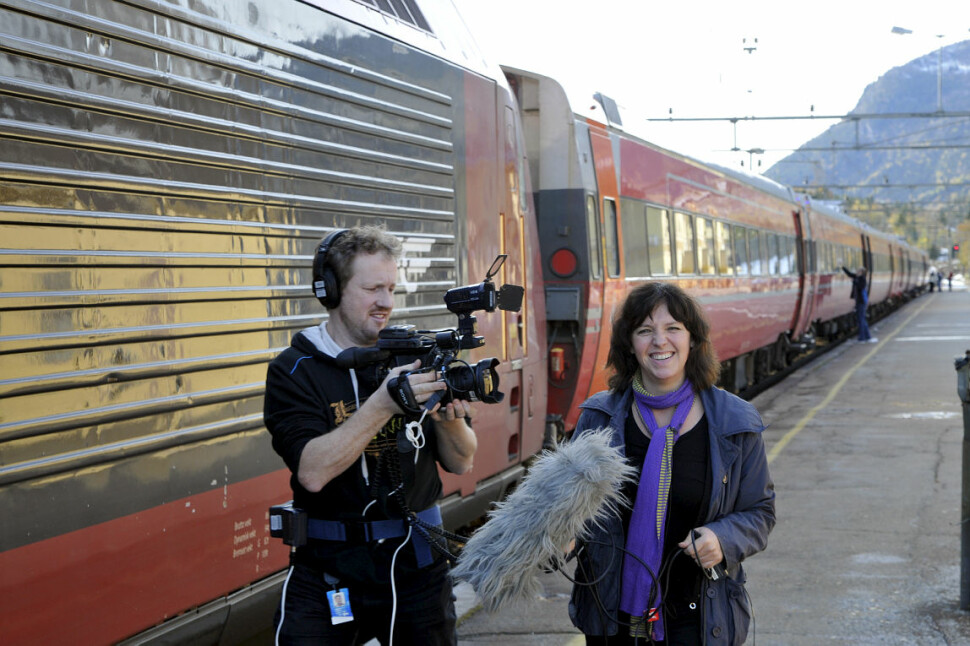 Bergensbanen minutt for minutt gikk på NRK i 2009. Her Thomas Hellum, som var fotograf, og reporter Elin Helgheim på Ål stasjon. Foto: Embrik Rudningen / Hallingdølen / NRKs bildearkiv