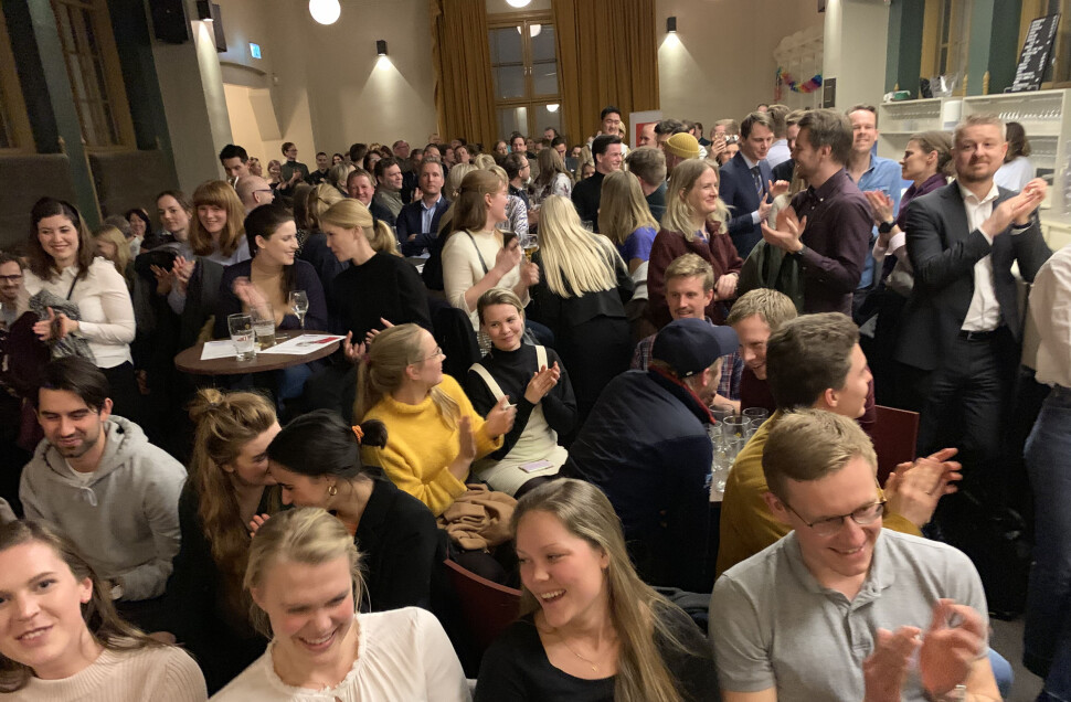 Rett24 når unge lesere, viser ny undersøkelse. Her fra onsdagens slippfest for den aller siste lovsamlinga, som ble arrangert av nisjenettstedet. Lokalet rommer 250 personer og ble helt fullt, ifølge redaktør Kjetil Kolsrud. Foto: Kjetil Kolsrud