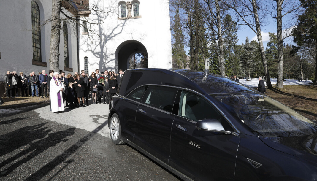 Tidligere Se og Hør sjef Knut Haavik bisettes fra Ris Kirke. Foto: Tom Hansen / NTB scanpix Tidligere Se og Hør sjef Knut Haavik bisettes fra Ris Kirke. Foto: Tom Hansen / NTB scanpix