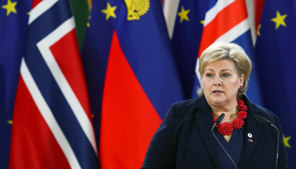 Statsminister Erna Solberg (H) er fredag æresgjest i Brussel der EØS-avtalen feires. Der svarte hun også kort på spørsmål om VGs omdiskuterte Giske-sak. Foto: Reuters / NTB scanpix