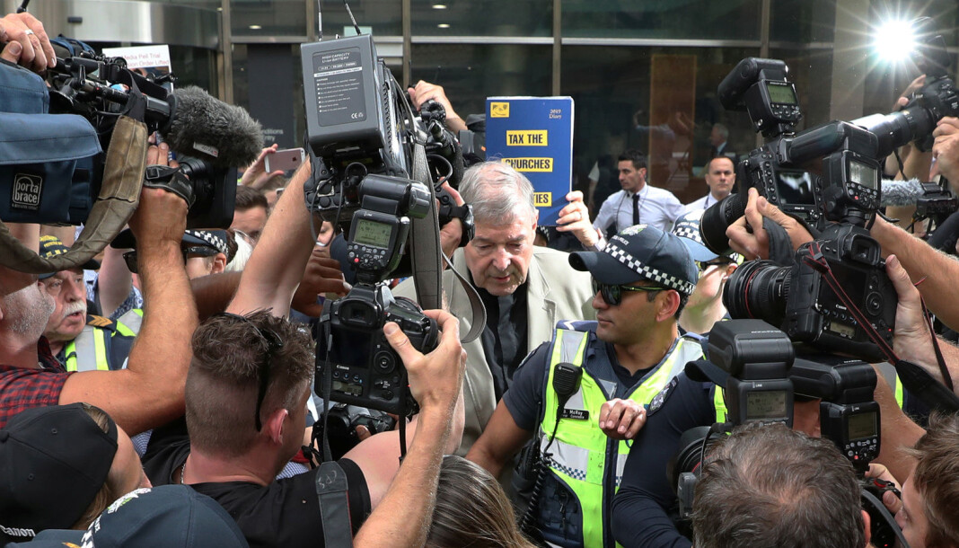 Kardinal George Pell er dømt for voldtekt og overgrep mot to korgutter. Nå må flere medier og journalister i retten og risikerer straff for å ha brutt et publiseringsforbud. Foto: Reuters / NTB scanpix Kardinal George Pell er dømt for voldtekt og overgrep mot to korgutter. Nå må flere medier og journalister i retten og risikerer straff for å ha brutt et publiseringsforbud. Foto: Reuters / NTB scanpix