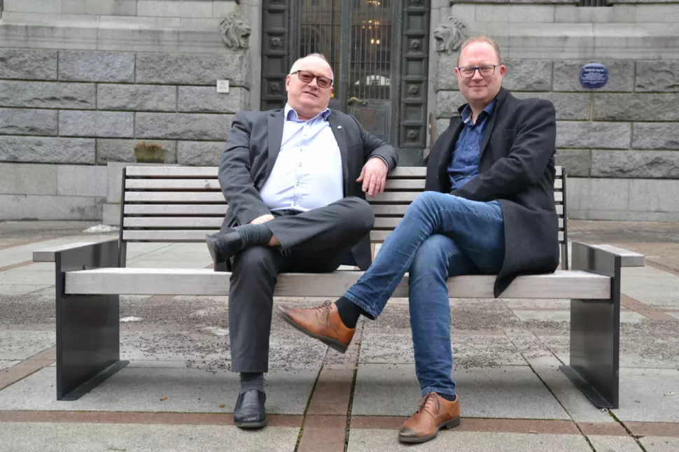 LLAs styreleder Tomas Bruvik (t.h.) og generalsekretær Rune Hetland håper kulturministeren kommer med gode nyheter til lokalavisene. Foto: LLA