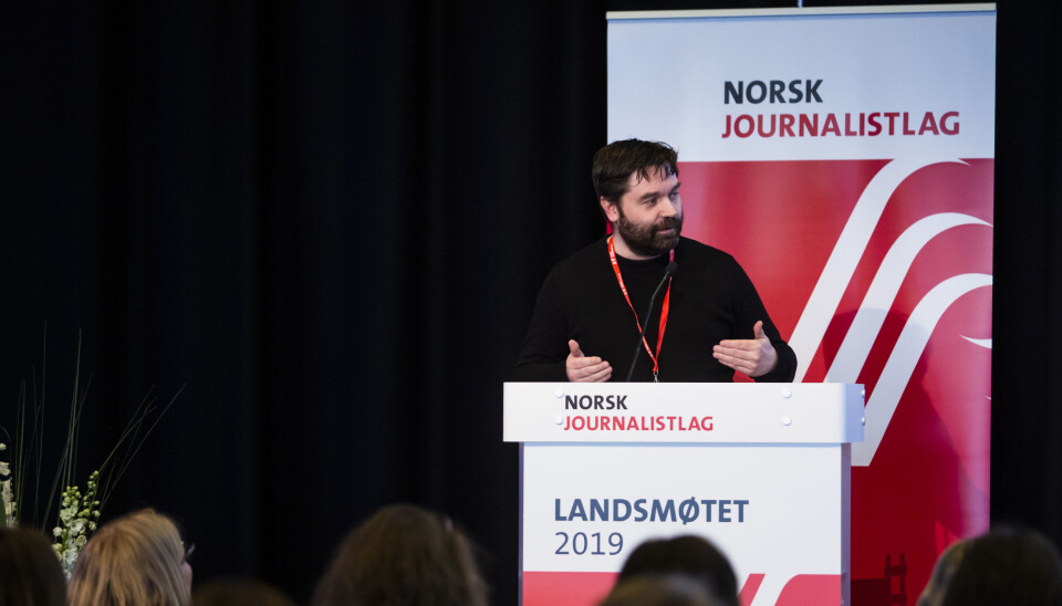 Landsstyrets Pål Hellesnes presenterte redaksjonskomiteens forslag fra talestolen på NJs landsmøte. Foto: Kristine Lindebø Landsstyrets Pål Hellesnes presenterte redaksjonskomiteens forslag fra talestolen på NJs landsmøte. Foto: Kristine Lindebø