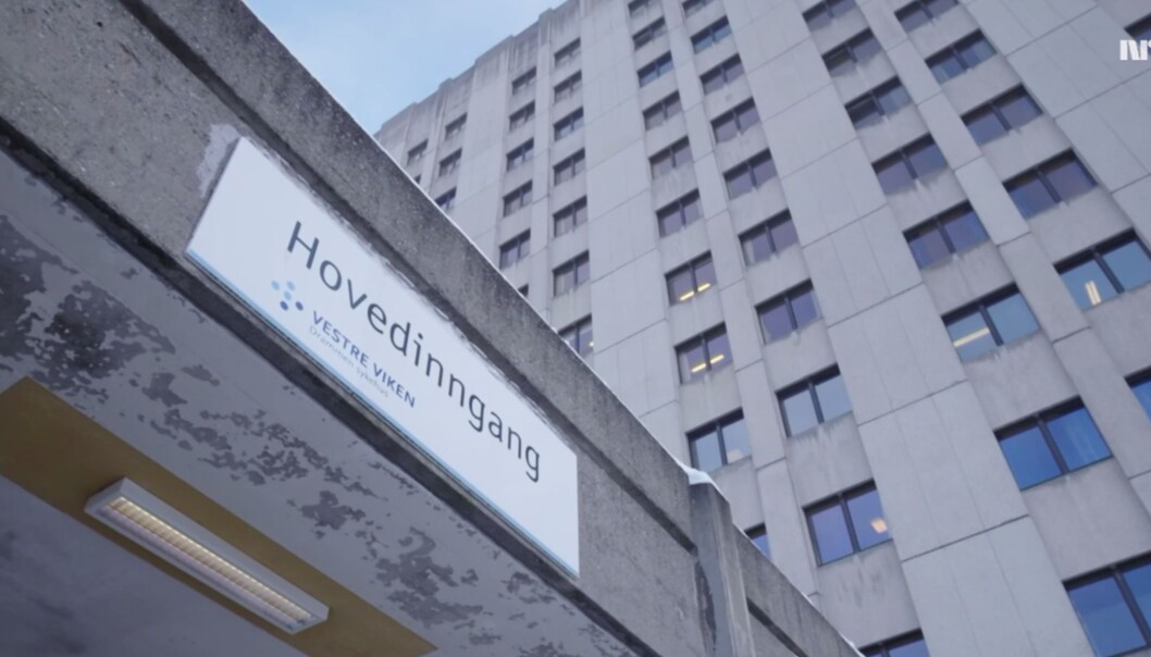 NRK burde ha gjort mer for å innfri kravet om samtidig imøtegåelse, konkluderte PFU. Skjermdump fra NRK Brennpunkt-dokumentaren «Legekoden» NRK burde ha gjort mer for å innfri kravet om samtidig imøtegåelse, konkluderte PFU. Skjermdump fra NRK Brennpunkt-dokumentaren «Legekoden»