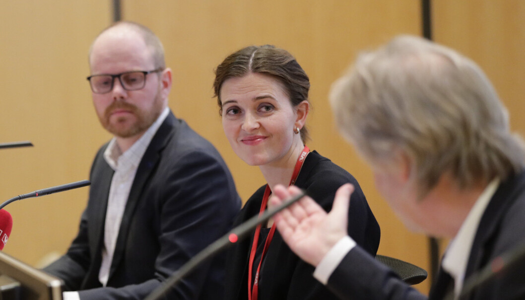 Sjefredaktør Gard Steiro og nyhetsredaktør Tora Bakke Håndlykken. Styreleder Torry Pedersen i forgrunnen. Foto: Berit Roald / NTB scanpix Sjefredaktør Gard Steiro og nyhetsredaktør Tora Bakke Håndlykken. Styreleder Torry Pedersen i forgrunnen. Foto: Berit Roald / NTB scanpix