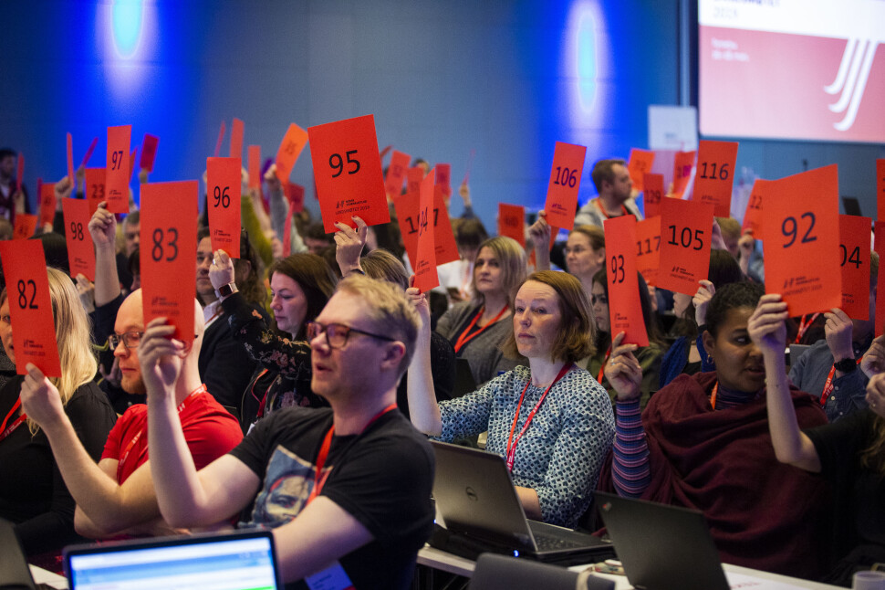 Landsmøtet til Norsk Journalistlag (NJ) bestemte torsdag morgen at organisasjonen aktivt skal tenke på klima og miljø i sitt arbeid. Her under opptellinga av stemmeberettigede. Foto: Kristine Lindebø Landsmøtet til Norsk Journalistlag (NJ) bestemte torsdag morgen at organisasjonen aktivt skal tenke på klima og miljø i sitt arbeid. Her under opptellinga av stemmeberettigede. Foto: Kristine Lindebø