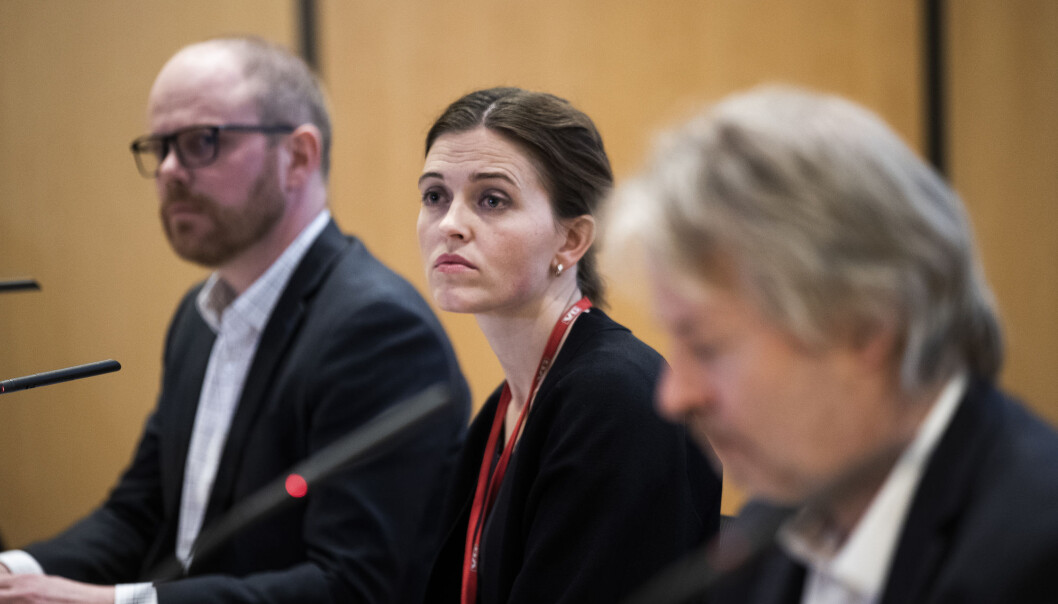 – Journalisten Skarvøy fastholder fortsatt sitatet. Det er ikke holdbart, sier nyhetsredaktør Tora Bakke Håndlykken. Her sammen med ansvarlig redaktør Gard Steiro og styreleder Torry Pedersen. Foto: Berit Roald / NTB scanpix – Journalisten Skarvøy fastholder fortsatt sitatet. Det er ikke holdbart, sier nyhetsredaktør Tora Bakke Håndlykken. Her sammen med ansvarlig redaktør Gard Steiro og styreleder Torry Pedersen. Foto: Berit Roald / NTB scanpix
