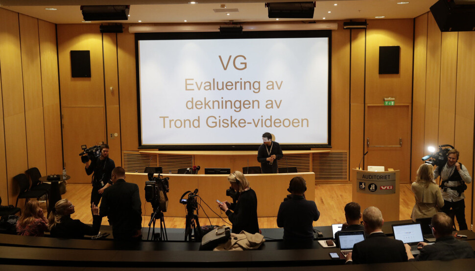Journalister venter på VG-redaktørene onsdag kveld. Foto: Berit Roald / NTB scanpix