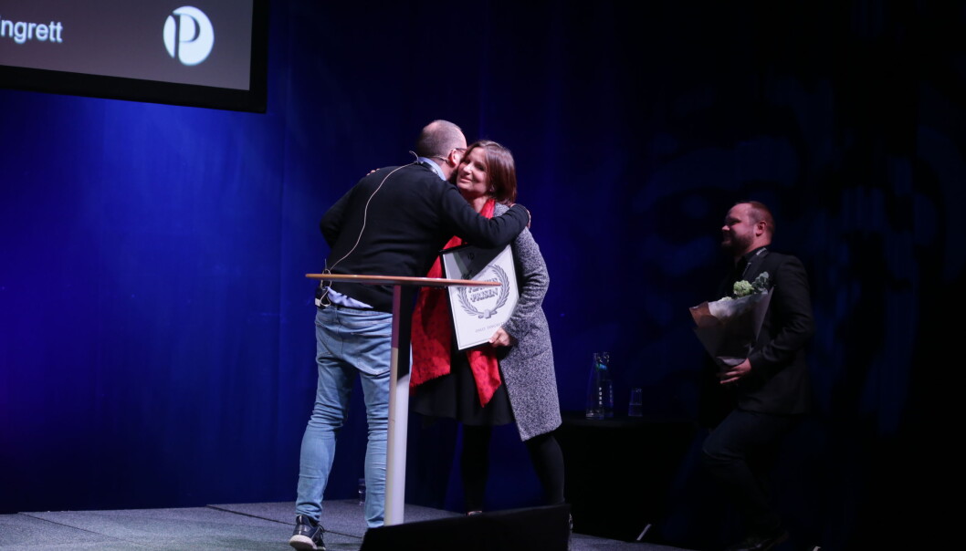 Kommunikasjonssjef Irene Ramm og kommunikasjonsrådgiver Markus Iestra mottok Flaviaprisen på Skup fredag. Foto: Eskil Wie Furunes Kommunikasjonssjef Irene Ramm og kommunikasjonsrådgiver Markus Iestra mottok Flaviaprisen på Skup fredag. Foto: Eskil Wie Furunes