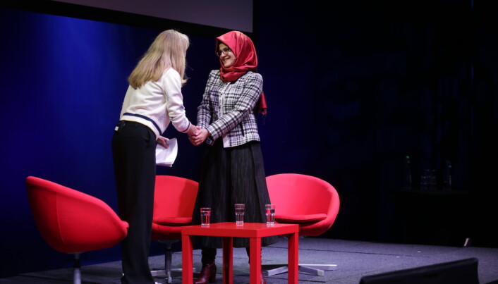 Hatice Cengiz, takkes av Hege Moe Eriksen. Foto: Eskil Wie Furunes Hatice Cengiz, takkes av Hege Moe Eriksen. Foto: Eskil Wie Furunes