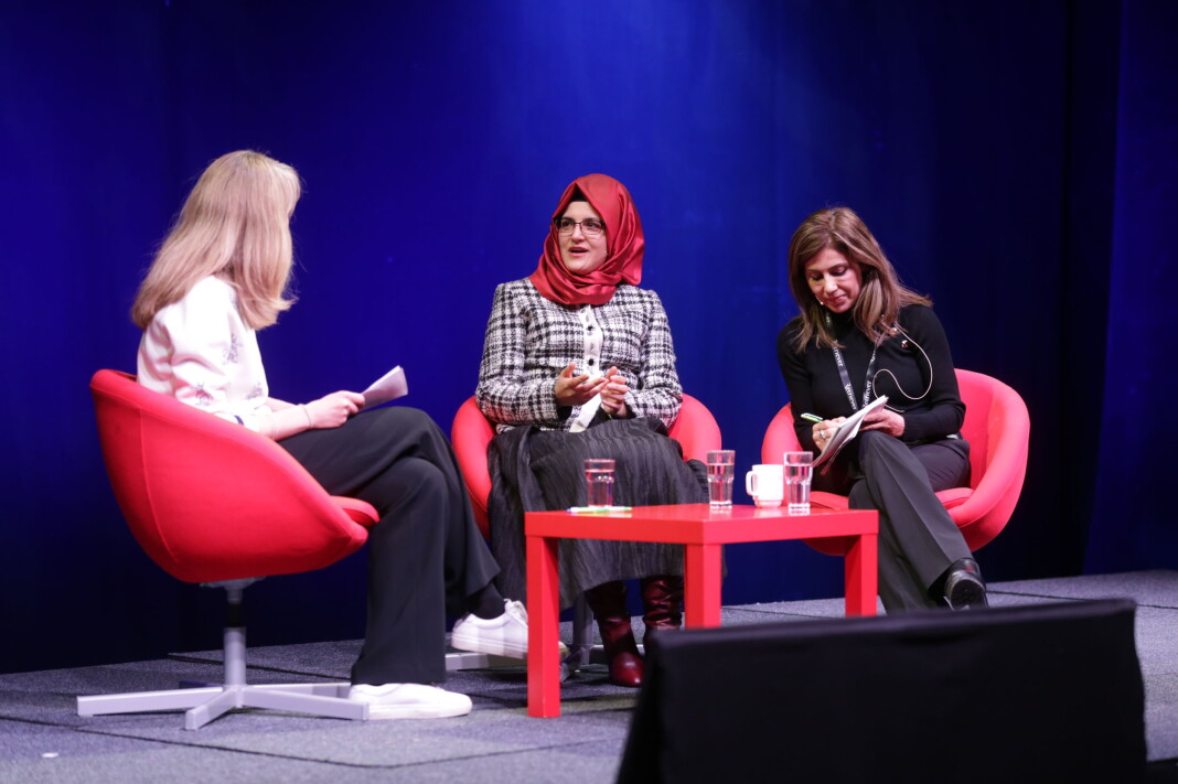 Hatice Cengiz, som var forlovet Jamal Khashoggi, intervjues av NRK-programleder Hege Moe Eriksen på Skup. Foto: Eskil Wie Furunes Hatice Cengiz, som var forlovet Jamal Khashoggi, intervjues av NRK-programleder Hege Moe Eriksen på Skup. Foto: Eskil Wie Furunes