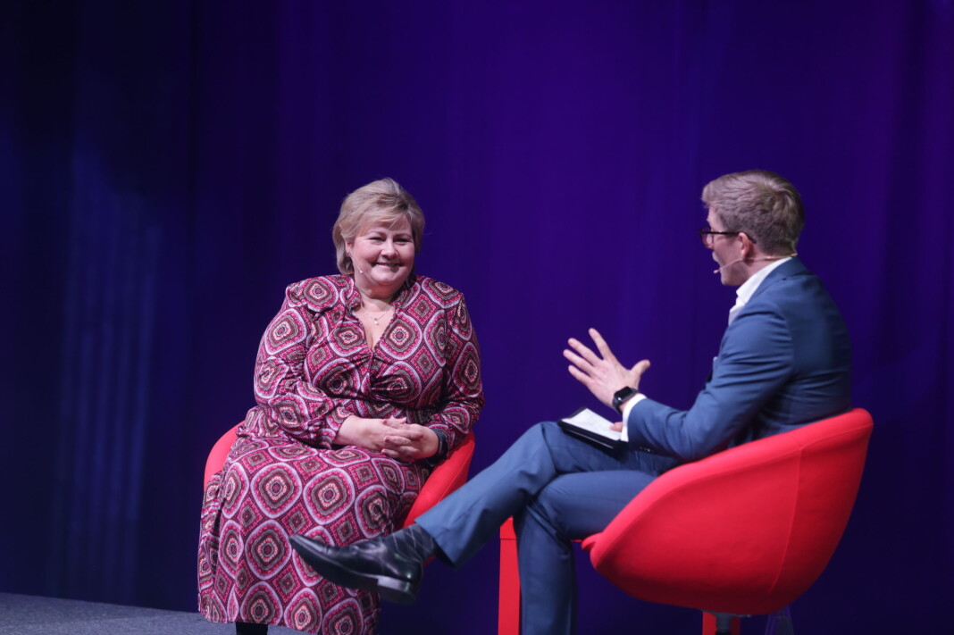 Statsminister Erna Solberg intervjues av Svein Tore Bergestuen på Skups Late Night Show. Foto: Eskil Wie Furunes. Statsminister Erna Solberg intervjues av Svein Tore Bergestuen på Skups Late Night Show. Foto: Eskil Wie Furunes.