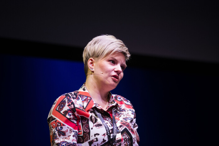 Styreleder i Skup Silje Sjursen Skiphamn fra scenen i Tønsberg i 2019, forrige gang Skup arrangerte konferanse i byen.