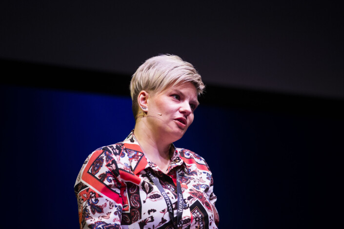 Styreleder i Skup Silje Sjursen Skiphamn fra scenen i Tønsberg i 2019, forrige gang Skup arrangerte konferanse i byen. Styreleder i Skup Silje Sjursen Skiphamn fra scenen i Tønsberg i 2019, forrige gang Skup arrangerte konferanse i byen.