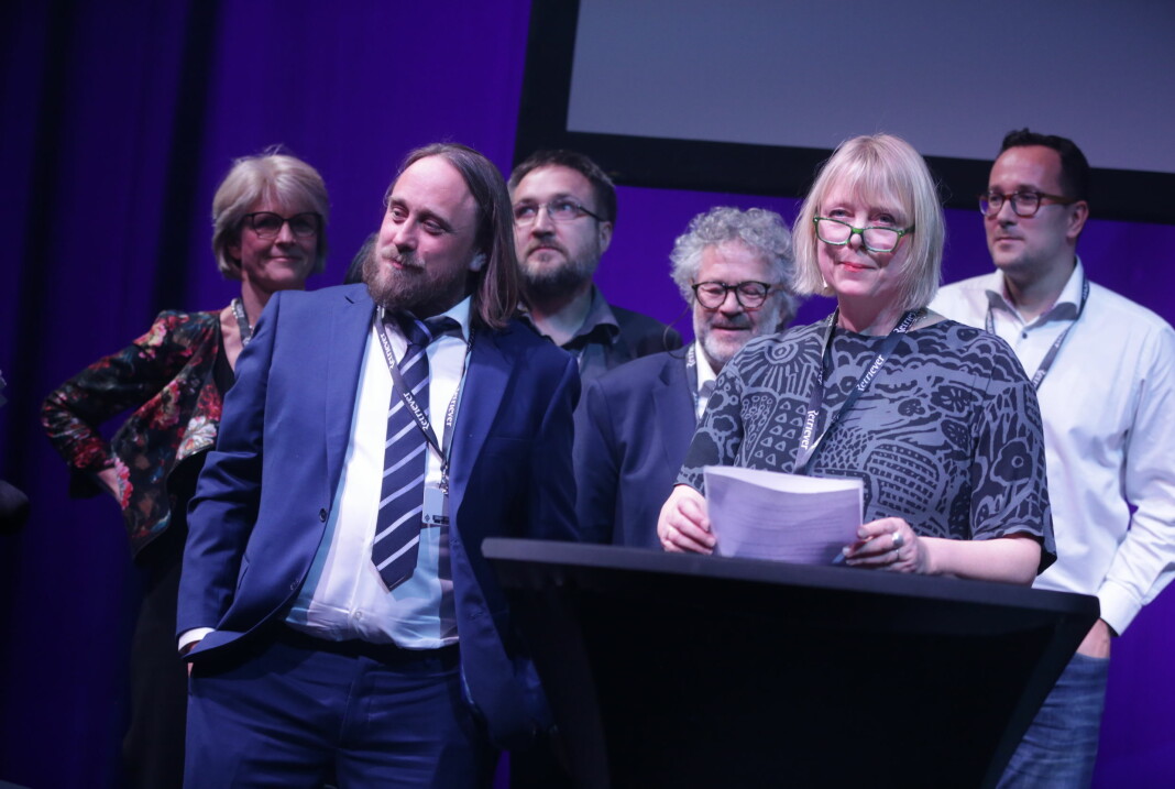 Dagbladets reportasje-team tok imot IR-prisen under Skup-konferansen i 2019. Foran Gunnar Thorenfeldt (t.v) og juryleder Anne Hege Simonsen.