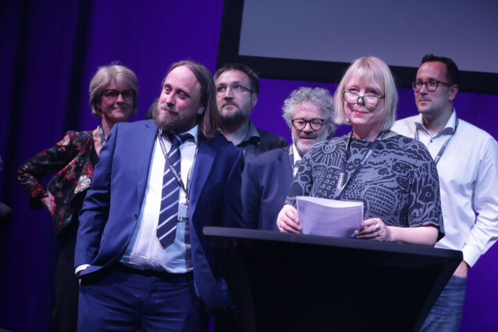 Dagbladets reportasje-team tok imot IR-prisen fra scena under Skup-festivalen i 2019. Foran Gunnar Thorenfeldt (t.v) og juryleder Anne Hege Simonsen.