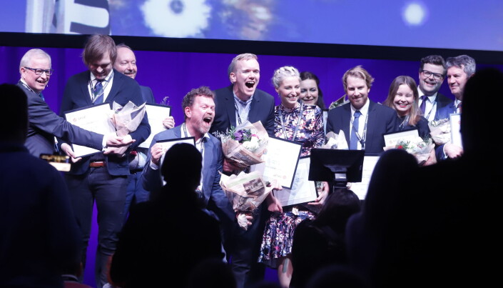 Kjetil Sæther og Markus Tobiassen jubler på scenen for Skup-prisen sammen med diplomvinnerne. Foto: Eskil Wie Furunes Kjetil Sæther og Markus Tobiassen jubler på scenen for Skup-prisen sammen med diplomvinnerne. Foto: Eskil Wie Furunes