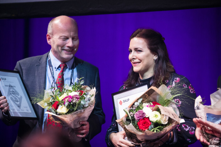 Her er Morten Wang og Emira Holmøy under prisutdelingen på Skup-konferansen, hvor de mottok diplom for Tjøme-saken. Foto: Eskil Wie Furunes