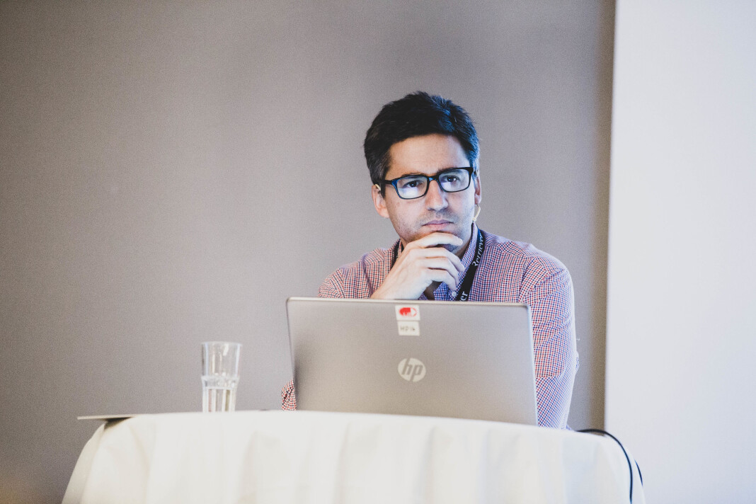 Her er Adam Goldman på talerstolen under Skup-konferansen i Tønsberg i 2019. Han har de siste årene jobbet for New York Times og er blant annet kjent fra dokumentarserien The Fourth Estate om avisen. Foto: Eskil Wie Furunes Her er Adam Goldman på talerstolen under Skup-konferansen i Tønsberg i 2019. Han har de siste årene jobbet for New York Times og er blant annet kjent fra dokumentarserien The Fourth Estate om avisen. Foto: Eskil Wie Furunes