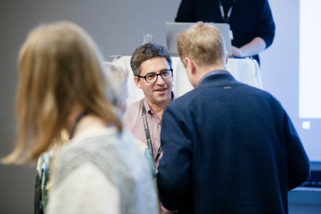 Adam Goldman i samtale med folk på Skup-konferansen i Tønsberg. Foto: Eskil Wie Furunes