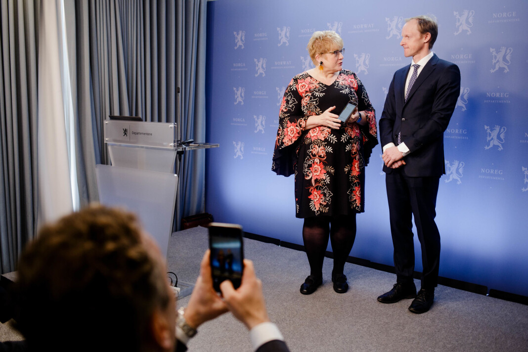 Kulturminister Trine Skei Grande fikk i dag overlevert utredningen med lovforslag fra arkivlovutvalget, her ved leder Christian Reusch. Utkastet til ny lov om samfunnsdokumentasjon og arkiver, er ment å avløse arkivloven fra 1999. Foto: Eskil Wie Furunes Kulturminister Trine Skei Grande fikk i dag overlevert utredningen med lovforslag fra arkivlovutvalget, her ved leder Christian Reusch. Utkastet til ny lov om samfunnsdokumentasjon og arkiver, er ment å avløse arkivloven fra 1999. Foto: Eskil Wie Furunes