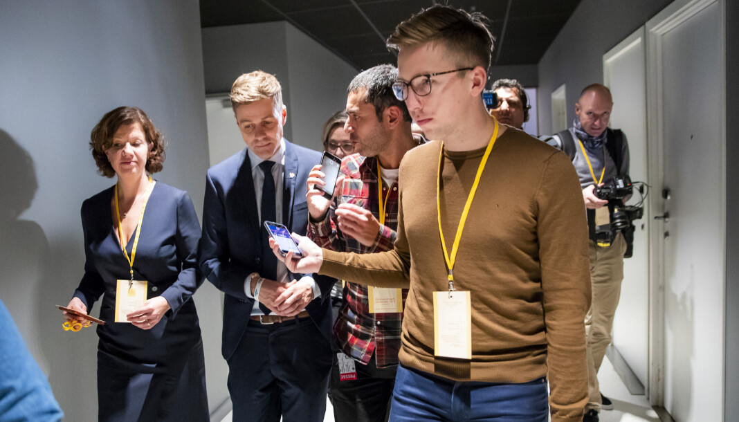 Journalistene Lars Joakim Skarvøy (foran) fra VG og Farid Ighoubah fra Nettavisen intervjuer daværende KrF-partileder Knut Arild Hareide på Gardermoen. Foto: Håkon Mosvold Larsen / NTB scanpix Journalistene Lars Joakim Skarvøy (foran) fra VG og Farid Ighoubah fra Nettavisen intervjuer daværende KrF-partileder Knut Arild Hareide på Gardermoen. Foto: Håkon Mosvold Larsen / NTB scanpix