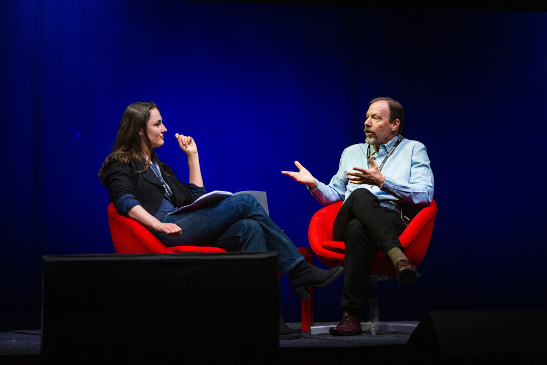 – Jeg lar alltid kildene få stille alle spørsmålene de måtte ha før jeg stiller det første spørsmålet, sier Ken Armstrong, som ble intervjua av Emma Clare Gabrielsen på Skup. Foto: Kristine Lindebø – Jeg lar alltid kildene få stille alle spørsmålene de måtte ha før jeg stiller det første spørsmålet, sier Ken Armstrong, som ble intervjua av Emma Clare Gabrielsen på Skup. Foto: Kristine Lindebø