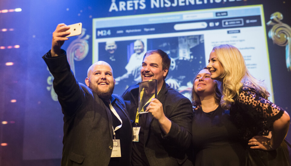 Her er Gard Michalsen (til venstre) da han mottok prisen for «Årets nisjenettsted» i 2018. Da jobbet han som redaktør i Medier24, her sammen med Erik Waatland, Eira Lie Jor og Julie Hansson Tangen. Arkivfoto: Kristine Lindebø