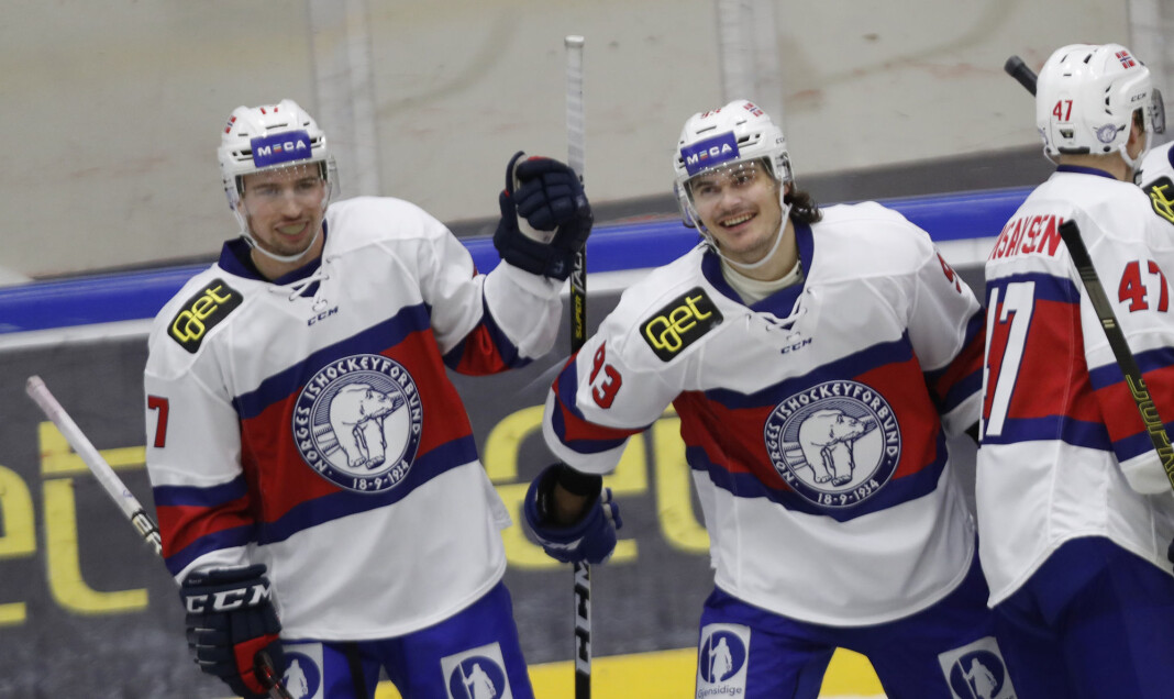 Thomas Valkvæ Hollevik Olsen (93) blir gratulert av Stefan Zakariassen Espeland (t.v.) etter en scoring mot Hviterussland i desember i fjor. Foto: Terje Bendiksby / NTB scanpix Thomas Valkvæ Hollevik Olsen (93) blir gratulert av Stefan Zakariassen Espeland (t.v.) etter en scoring mot Hviterussland i desember i fjor. Foto: Terje Bendiksby / NTB scanpix