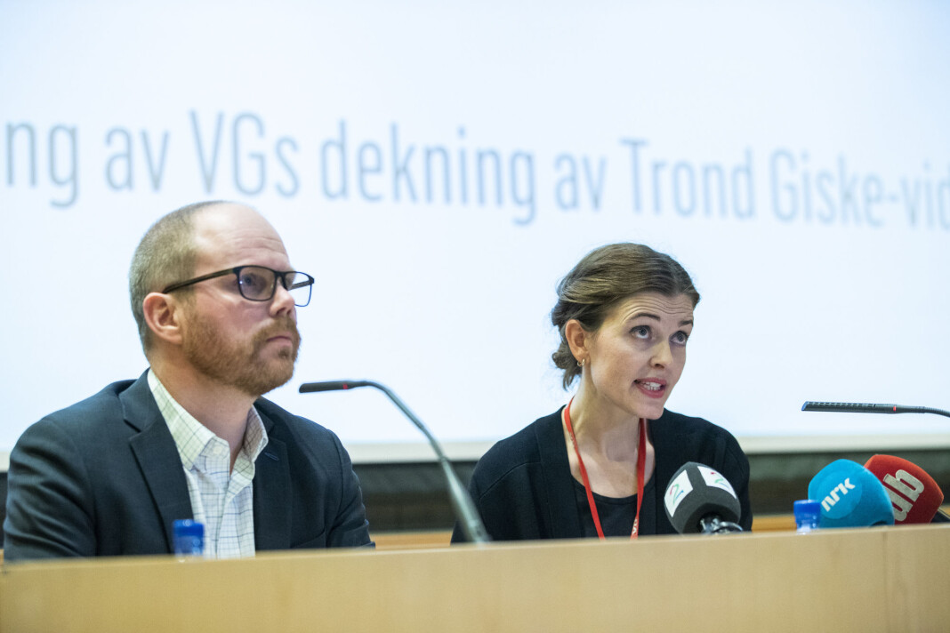 Sjefredaktør Gard Steiro og nyhetsredaktør Tora Bakke Håndlykken under presentasjonen av VGs egen evaluering av avisas dekning av dansevideoen med Trond Giske. Foto: Berit Roald / NTB scanpix Sjefredaktør Gard Steiro og nyhetsredaktør Tora Bakke Håndlykken under presentasjonen av VGs egen evaluering av avisas dekning av dansevideoen med Trond Giske. Foto: Berit Roald / NTB scanpix