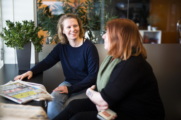 NJs nye arrangementsansvarlig Mari Torsdotter Hauge og kollega Inger-Helene Frivik. Foto: Kristine Lindebø NJs nye arrangementsansvarlig Mari Torsdotter Hauge og kollega Inger-Helene Frivik. Foto: Kristine Lindebø