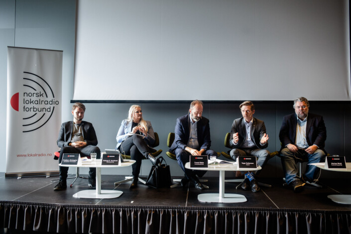 Fra debatten på konferansen til Norsk lokalradioforbund. Fra venstre: Freddy André Øvstegård (SV), Åslaug Sem-Jacobsen (Sp), Trond Giske (Ap), Tage Pettersen (H) og Morten Wold (Frp). Alle sitter i familie- og kulturkomiteen på Stortinget. Fra debatten på konferansen til Norsk lokalradioforbund. Fra venstre: Freddy André Øvstegård (SV), Åslaug Sem-Jacobsen (Sp), Trond Giske (Ap), Tage Pettersen (H) og Morten Wold (Frp). Alle sitter i familie- og kulturkomiteen på Stortinget.