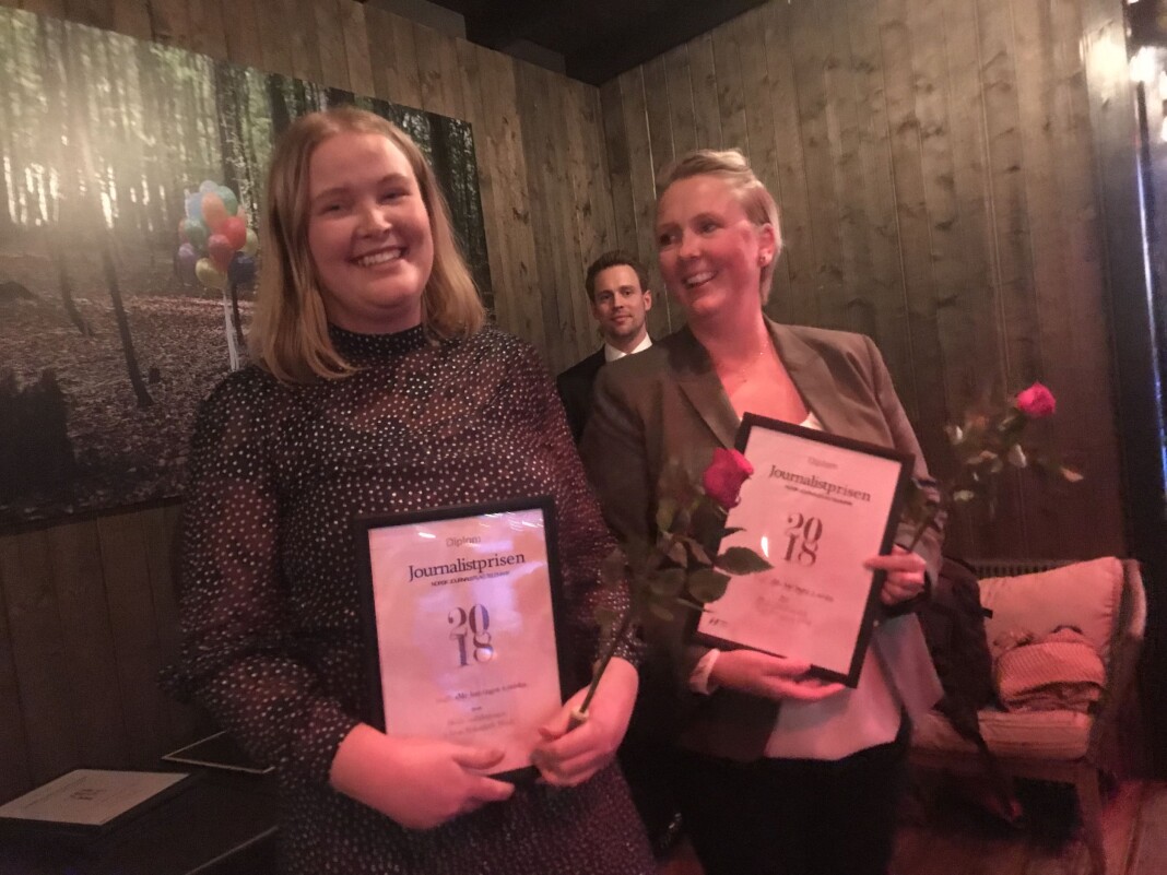 Line Omland Eilevstjønn og Tone Tveit i Vest-Telemark blad representerte redaksjonen som vant årets journalistpris for avisens mange artikler under paraplyen «Me har ingen å miste».
Foto: Anne Cathrine Syversen Line Omland Eilevstjønn og Tone Tveit i Vest-Telemark blad representerte redaksjonen som vant årets journalistpris for avisens mange artikler under paraplyen «Me har ingen å miste».
Foto: Anne Cathrine Syversen