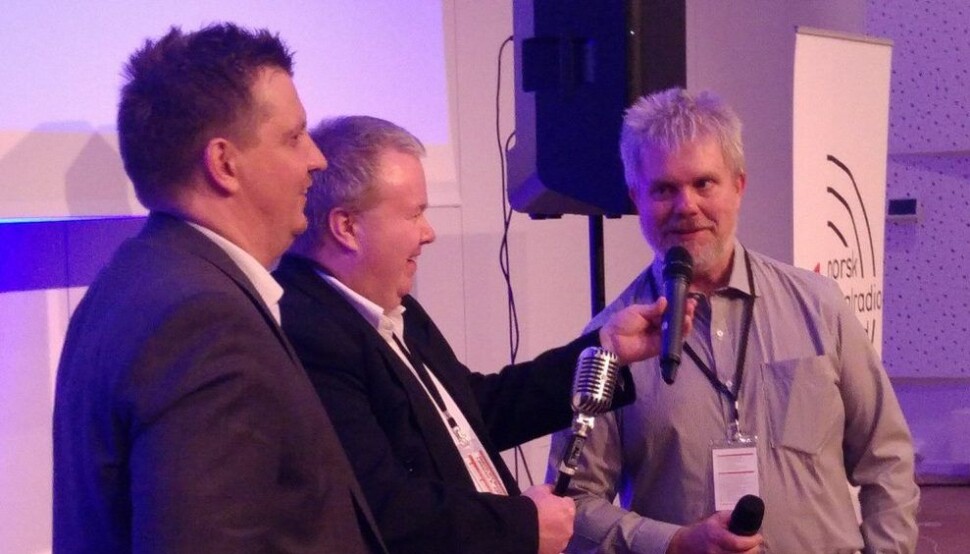 Frank Grandalen (t.h.) ble hedret med Lokalradioprisvinner 2019. Her sammen med daglig leder i Norsk Lokalradioforbund, Pål Lomeland (t.v) og fjorårets vinner Eivind Engberg. Foto: Kyrre Dahl/NLR Frank Grandalen (t.h.) ble hedret med Lokalradioprisvinner 2019. Her sammen med daglig leder i Norsk Lokalradioforbund, Pål Lomeland (t.v) og fjorårets vinner Eivind Engberg. Foto: Kyrre Dahl/NLR