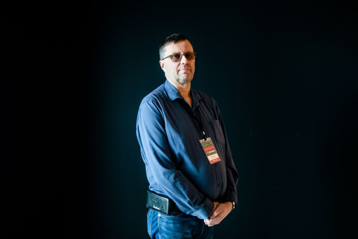 Raymond Elde omtales som kringkastingssjefen i Nord-Norge, hvor han daglig leder Radio Nordkapp på 71 grader nord. Foto: Eskil Wie Furunes Raymond Elde omtales som kringkastingssjefen i Nord-Norge, hvor han daglig leder Radio Nordkapp på 71 grader nord. Foto: Eskil Wie Furunes