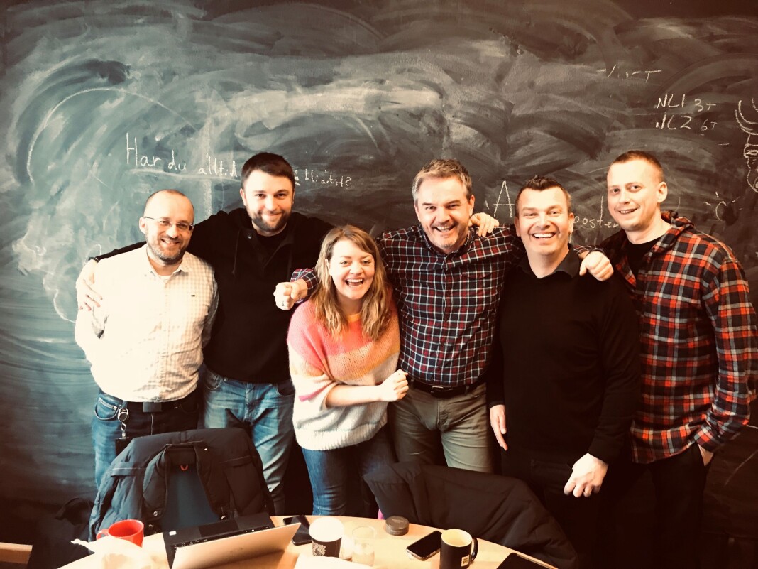 Det er styregruppen for den nye podkasttopplisten: Kristian Tolonen (NRK), Jim Fossheim (Moderne Media), Vilde Batzer (NRK), Rune Hafskjær (P4-gruppen), Bjarte Øgrey (Bauer) og Martin Jondahl (VG).
Foto: Ingjerd Østrem Omland/NRK Det er styregruppen for den nye podkasttopplisten: Kristian Tolonen (NRK), Jim Fossheim (Moderne Media), Vilde Batzer (NRK), Rune Hafskjær (P4-gruppen), Bjarte Øgrey (Bauer) og Martin Jondahl (VG).
Foto: Ingjerd Østrem Omland/NRK