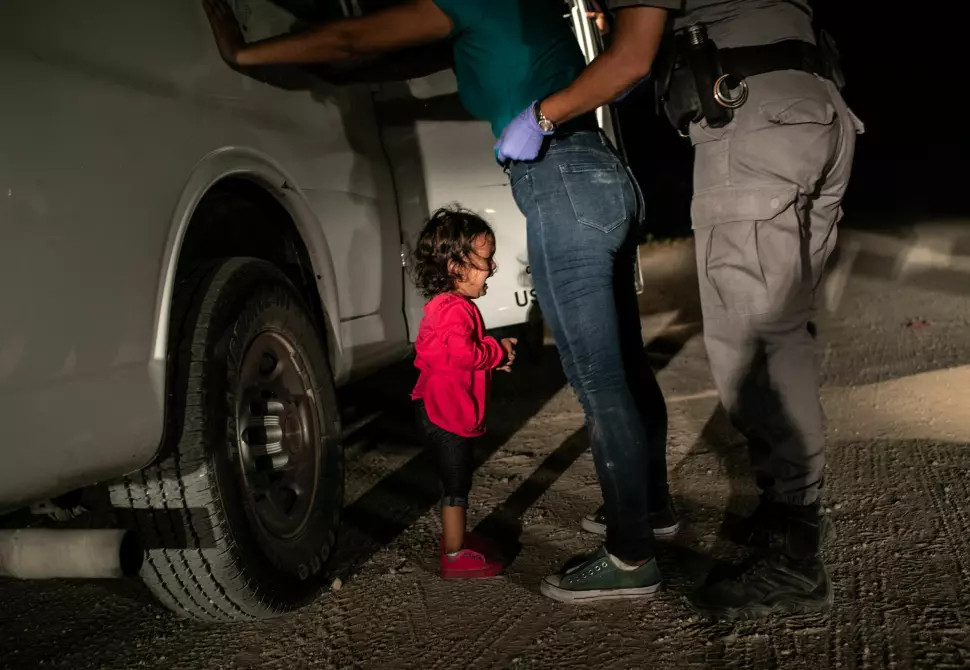 Den hondurianske toåringen Yanela Sanchez gråter når hun og moren, Sandra Sanchez, blir tatt i varetekt av amerikanske grensevakter i McAllen, Texas, USA, den 12. juni 2018. Foto: John Moore / Getty Images