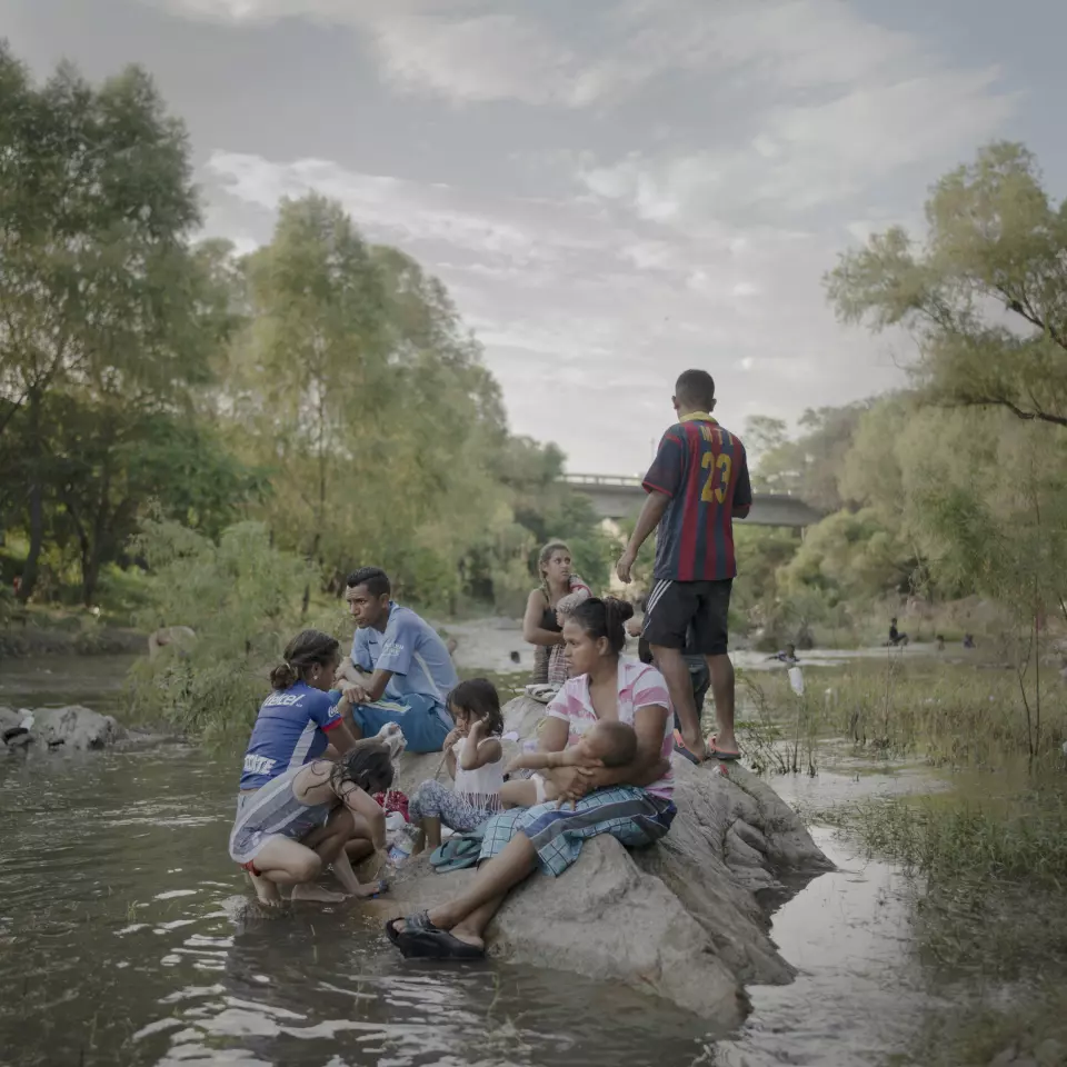 Familier bader, vasker klær og slapper av ved elva Rio Novillero, da karavanen tar en hviledag i nærheten av Tapanatepec. Foto: Pieter Ten Hoopen, Agence Vu/Civilian Act
