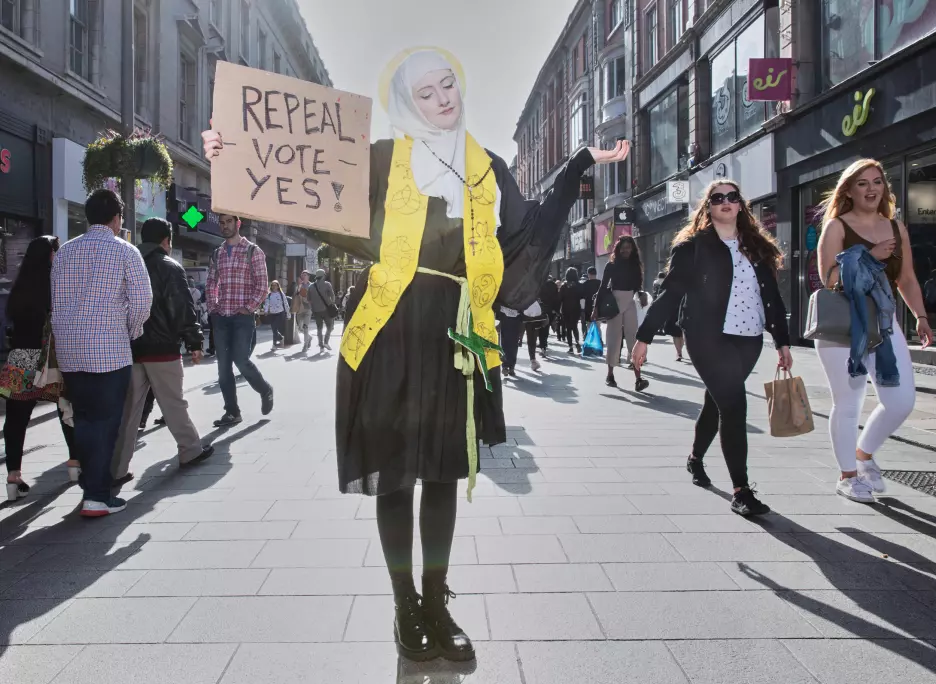 Amort Scott, er kledd som St. Brigid, Irlands kvinnelige helgen, poserer for et fotografi i Dublins største handlegate, den 21. april. Foto: Olivia Harris